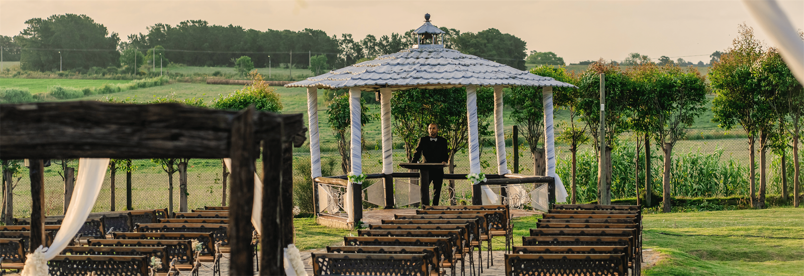 Boda al aire libre con decoración elegante y sillas de madera