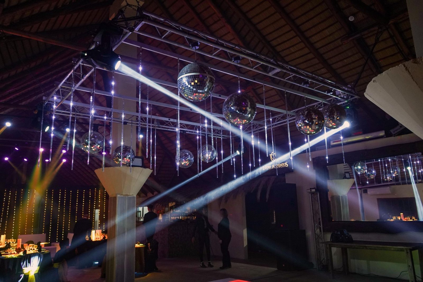 Salón de conferencias con luces